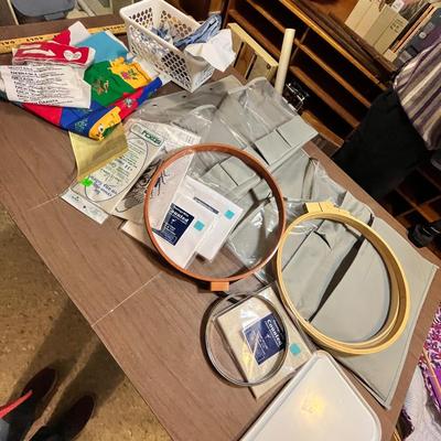 Lot 140 sewing items