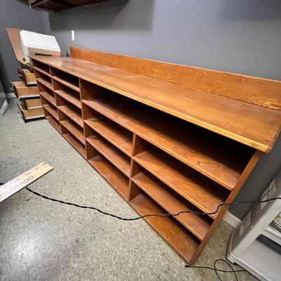Lot 142 Storage counter
