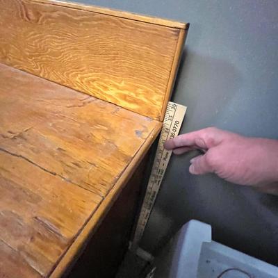 Lot 142 Storage counter