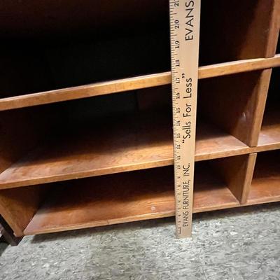 Lot 142 Storage counter