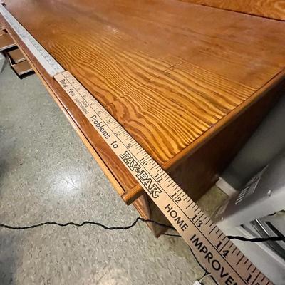 Lot 142 Storage counter