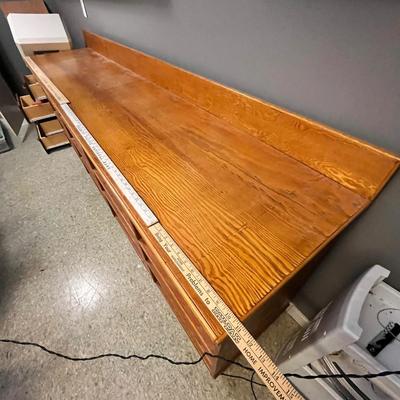 Lot 142 Storage counter