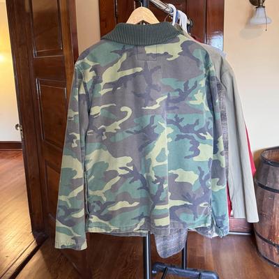 Size L Men’s Coats + Vests by Brooks Brothers, Banana Republic, & More (B3-DZ)