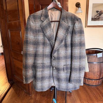 Size L Men’s Coats + Vests by Brooks Brothers, Banana Republic, & More (B3-DZ)