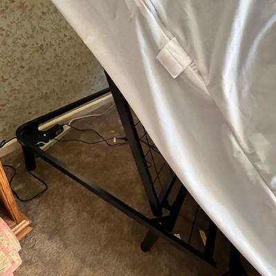 Lot 198 Adjustable Bed Queen