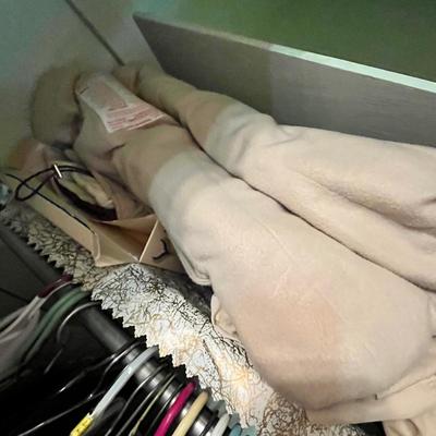 Lot 222 Electric blankets