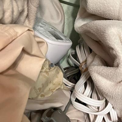 Lot 222 Electric blankets