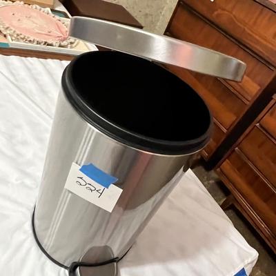 Lot 224 Trash can