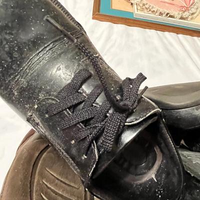 Lot 225 Men's shoes & rack