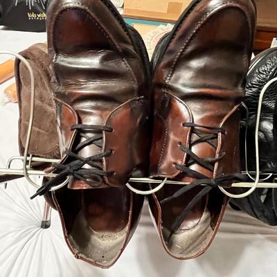 Lot 225 Men's shoes & rack