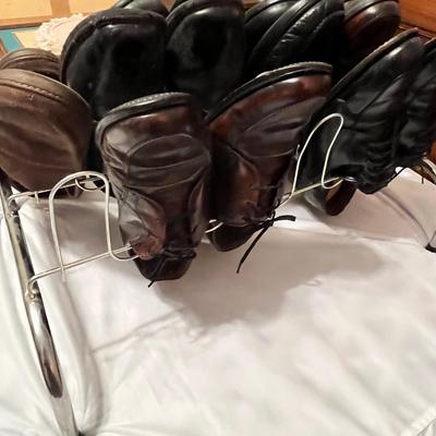 Lot 225 Men's shoes & rack