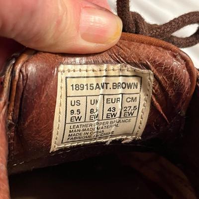 Lot 225 Men's shoes & rack