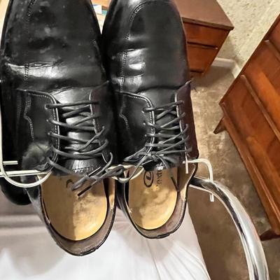 Lot 225 Men's shoes & rack