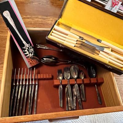 Lot 252 Silverplate collection