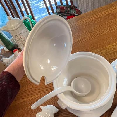 Lot 255 White pottery lot