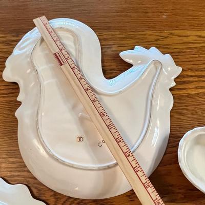 Lot 260 Chicken serve ware
