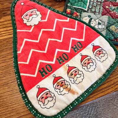 Lot 267 Christmas linens