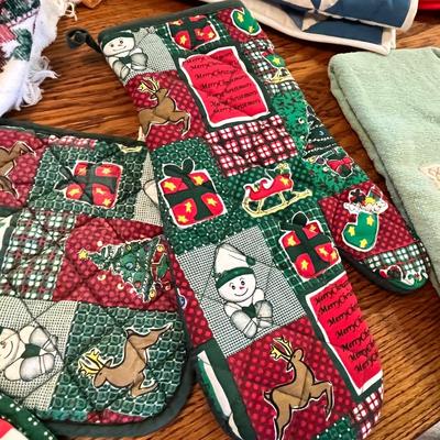 Lot 267 Christmas linens