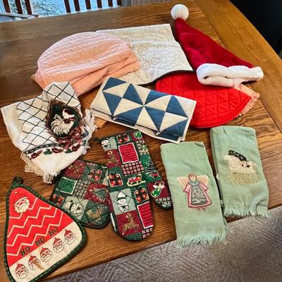 Lot 267 Christmas linens