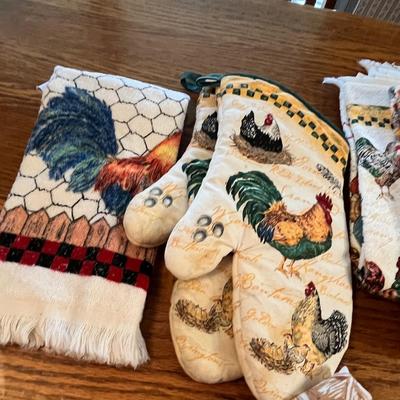 Lot 268 Chicken themed linens