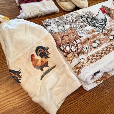 Lot 268 Chicken themed linens