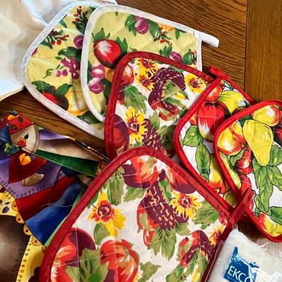 Lot 269 More chicken linens