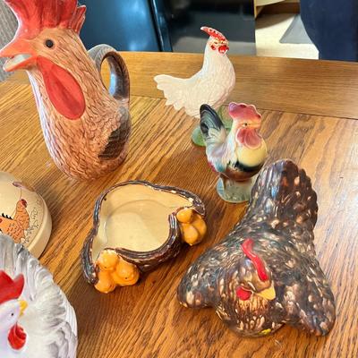 Lot 271 Larger chicken items