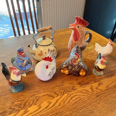Lot 271 Larger chicken items