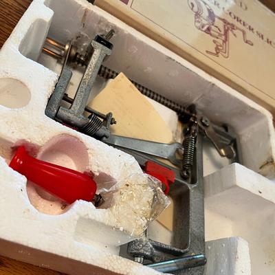 Lot 272 Pampered Chef Apple Peeler