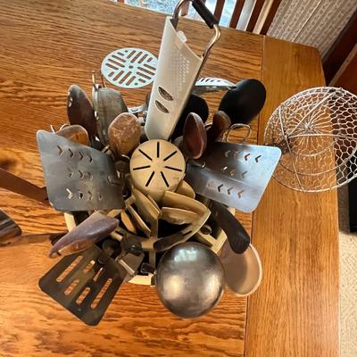 Lot 284 Utensils & holder