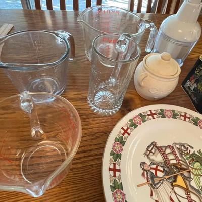 Lot 285 Measuring cups & other