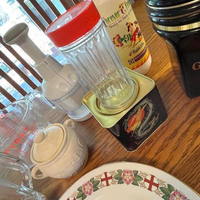 Lot 285 Measuring cups & other