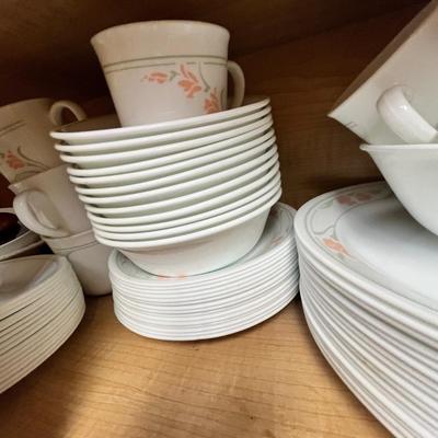 Lot 293 Corelle Dish set