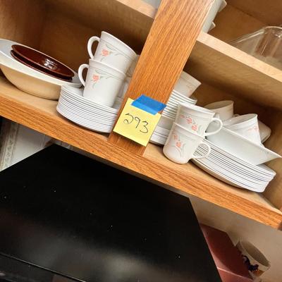 Lot 293 Corelle Dish set