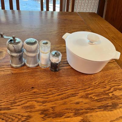 Lot 299 Kitchen items