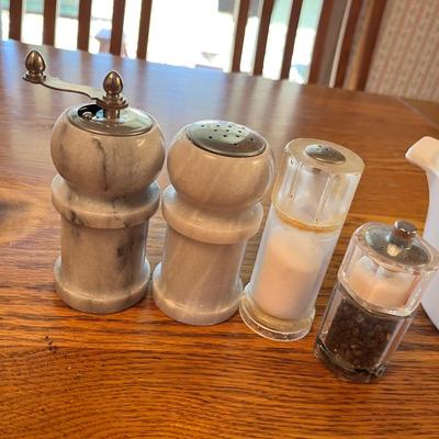 Lot 299 Kitchen items
