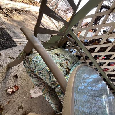 Lot 315 Patio table set