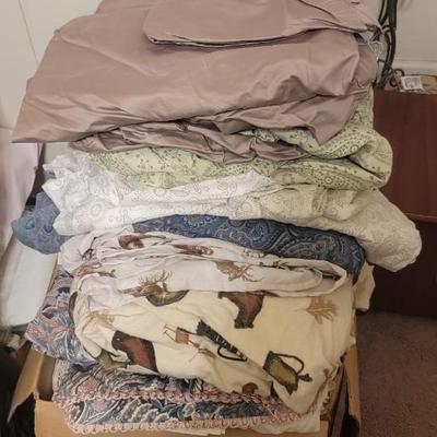 Box of miscellaneous bedding