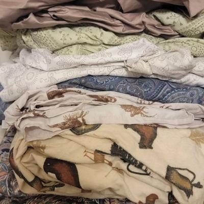 Box of miscellaneous bedding