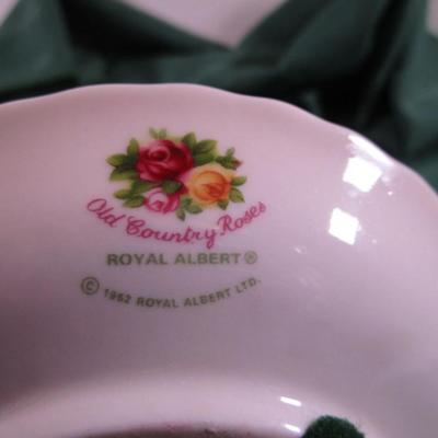Old Country Roses musical teacup, Royal Albert design