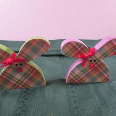8 decorative wood bunnies