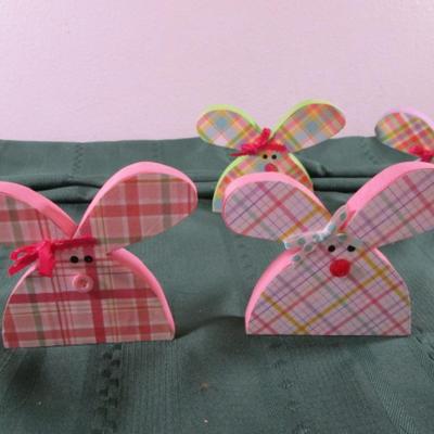 8 decorative wood bunnies