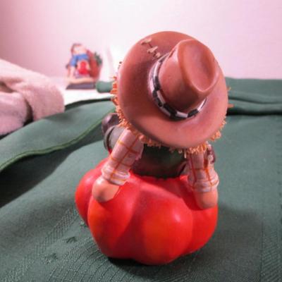 Fall figurines