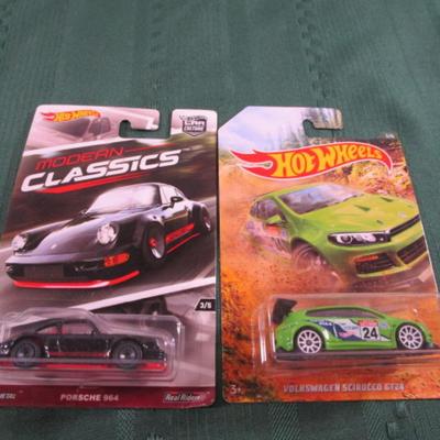 2 Hot Wheels cars