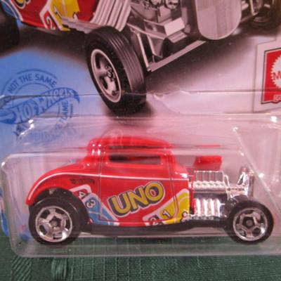 2 Hot Wheels cars