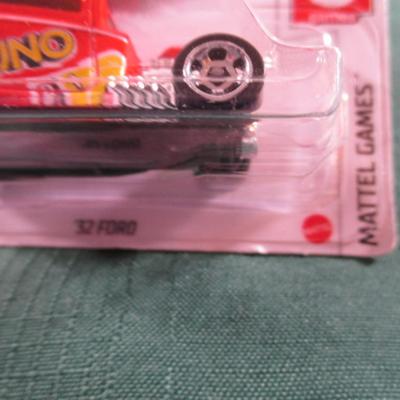 2 Hot Wheels cars