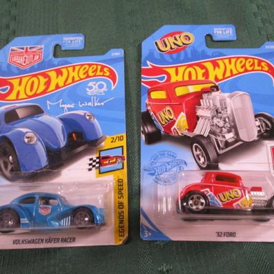 2 Hot Wheels cars