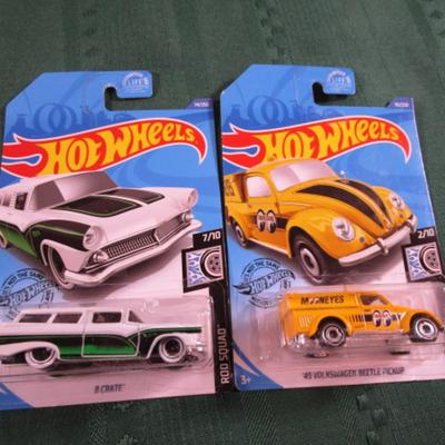 2 Hot Wheels cars