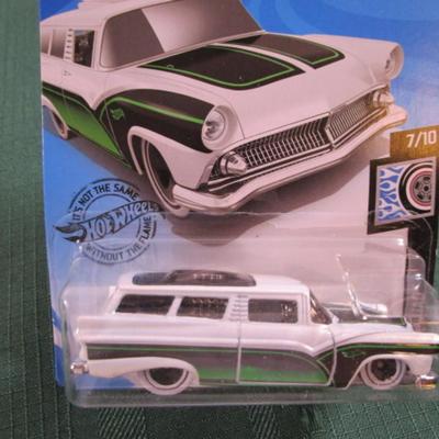 2 Hot Wheels cars