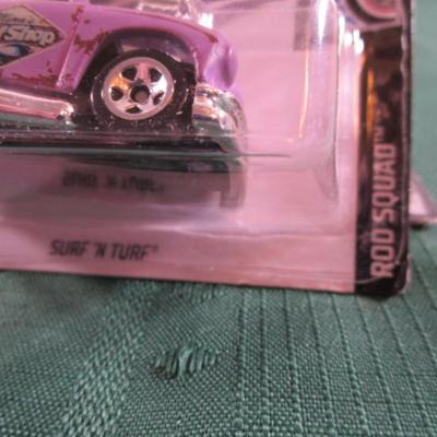 2 Hot Wheels cars